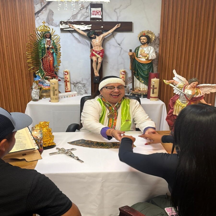 Maestra Xóchitl atendiendo una consulta espiritual presencial
